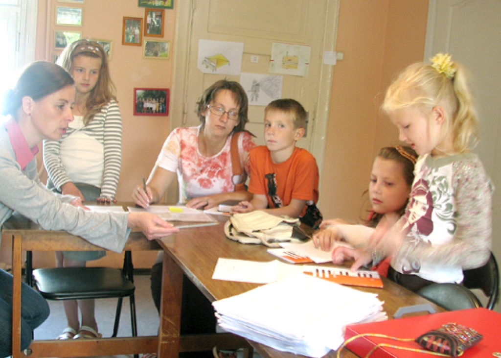 Mazais ansamblis – tā vokālā pedagoģe Kristīne Circene (no kreisās) mīļi dēvē 1. kora klases dziedātājus.