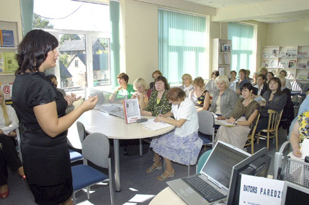 Signe Bierande, Naudas plānošanas centra vadītāja, pirmo reizi uzstājas bibliotekāru auditorijā. 