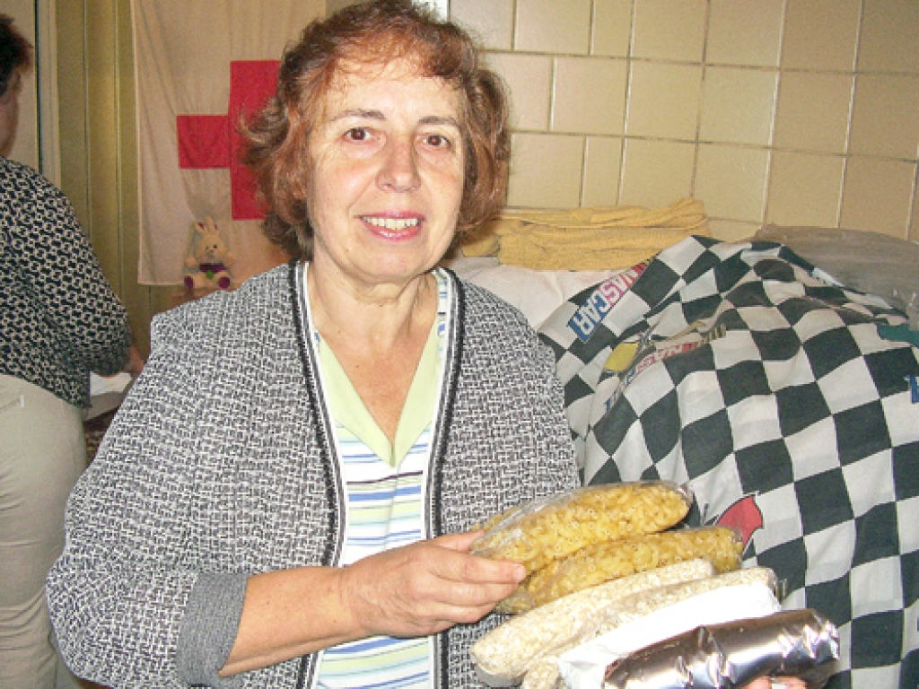 Anita Pareiza, Sarkanā Krusta brīvprātīgā, skaidro, ka šādu komplektu pārtikas produktu saņem katrs trūcīgais.