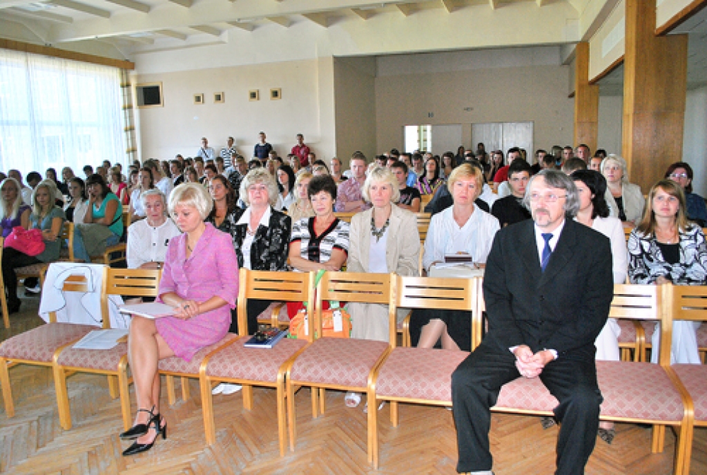 Tikai Sergejs Žuravļovs (pirmajā rindā no labās) Bauskas vakara vidusskolā palicis no iepriekšējā skolotāju kolektīva. Uz tikšanos ar skolēniem ieradusies Bauskas vakara vidusskolas bijusī direktore Jeļena Žuravļova (otrajā rindā no kreisās).