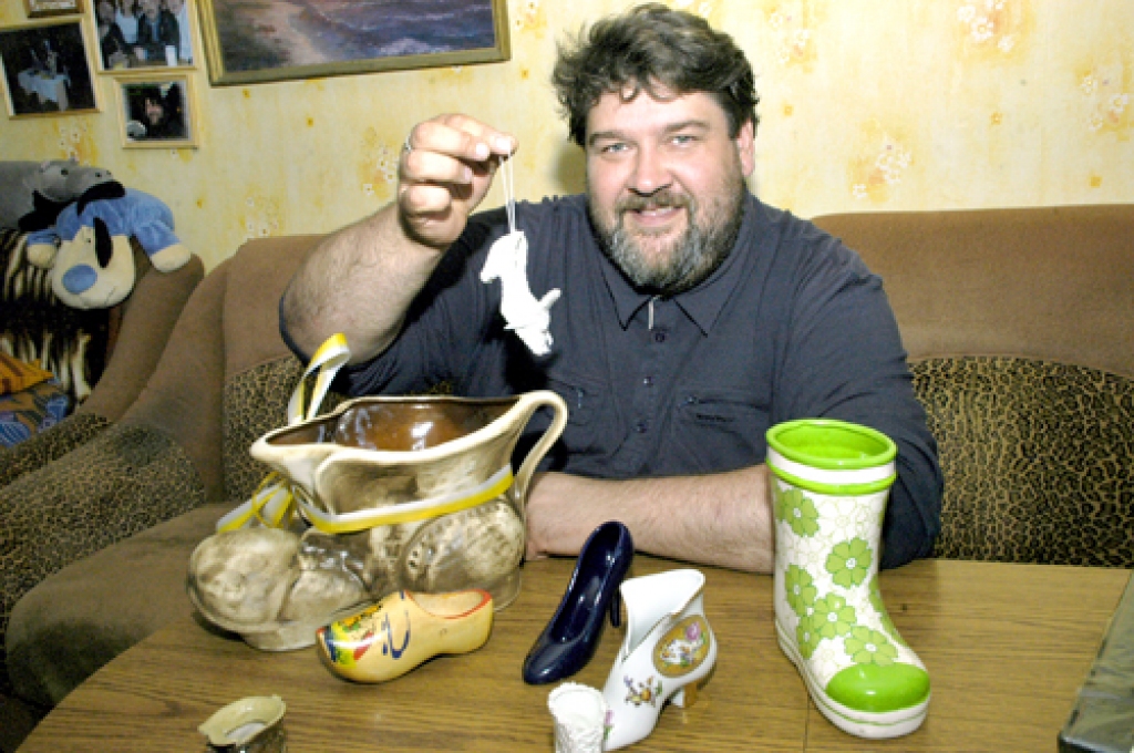 Lielāko no kurpītēm, kas lieliski papildina iesākto kolekciju, Robertam Trinskim jubilejā dāvājuši kolēģi kultūras namā.