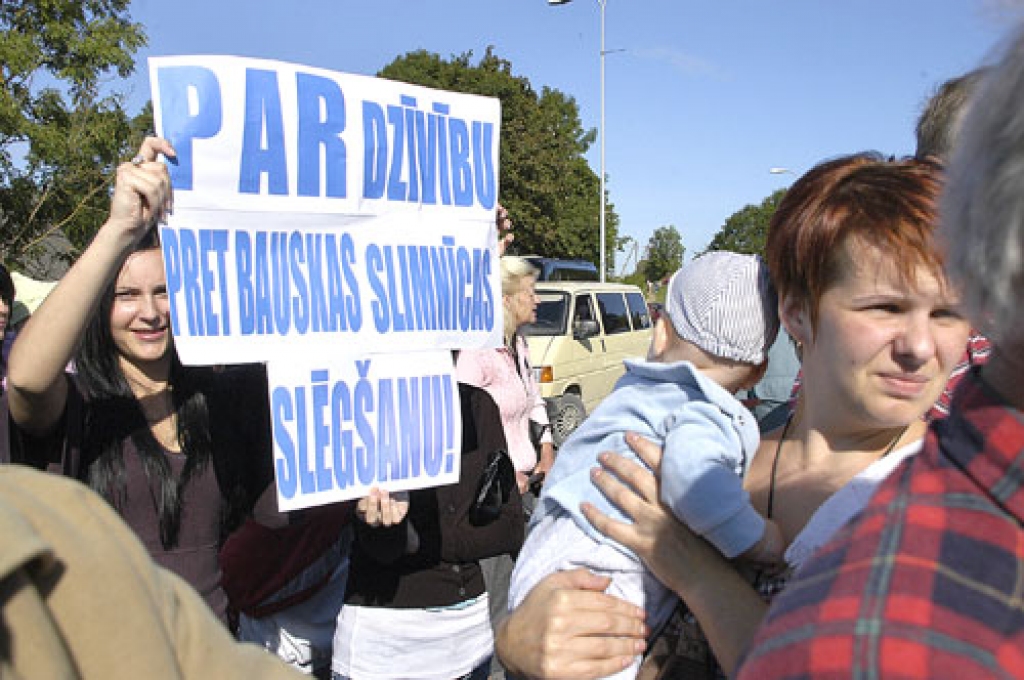 Iedzīvotāji 31. augustā Bauskā uz tiltiem protestēja pret Bauskas slimnīcas reorganizāciju, par savām tiesībām uz veselību un dzīvību. Piketētāju pulkā bija daudz māmiņu, bērnu un grūtnieču. 