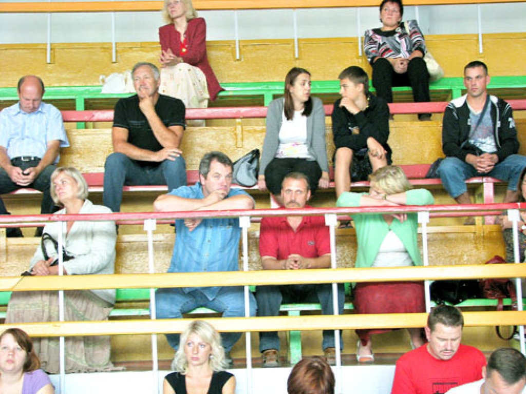 Vecākiem, pulcējoties sanāksmē sporta namā «Mēmele», bija jāizšķiras, cik lielu summu iedalīt ikmēneša maksājumam par nodarbībām Bauskas rajona Bērnu un jaunatnes sporta skolā.