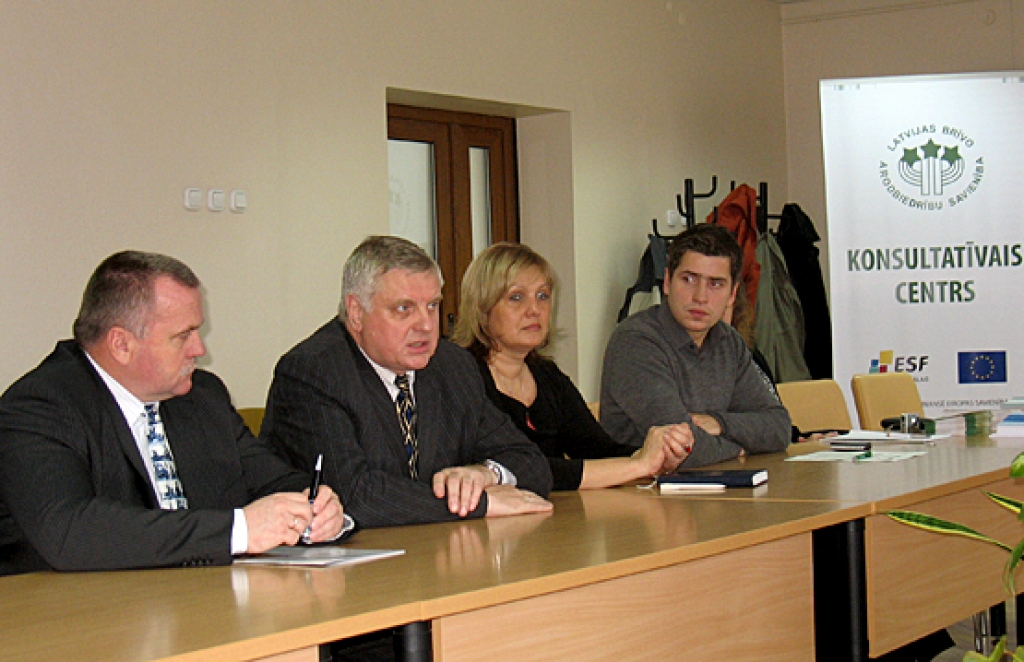 Bauskas novada domes priekšsēdētājs Valdis Veips (no kreisās)  uzklausa Latvijas brīvo arodbiedrību savienības priekšsēdētāju Pēteri Krīgeru, Jelgavas konsultāciju centra speciālisti Ligitu Brahmani, kā arī komunikāciju konsultantu Raimondu Ančānu.
Autors: Vilnis Auzāns