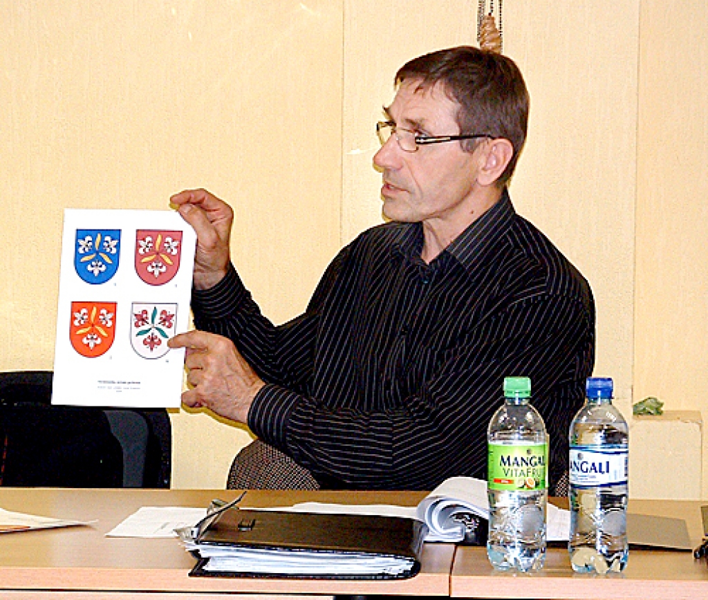 Rihards Melgailis, Vecumnieku novada domes priekšsēdētājs, rāda ģerboņa variantu, ko aptaujā izvēlējušies iedzīvotāji.
Autors: Žanna Zālīte