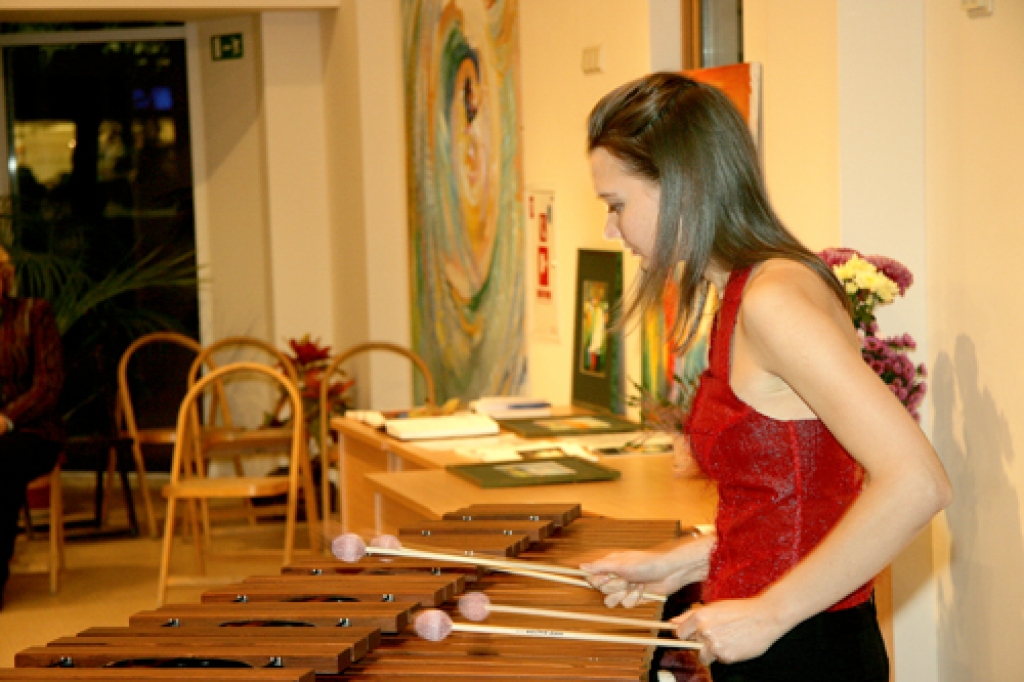 Timpāniste Elīna Endzele 28. oktobrī pirmo reizi koncertēja Bauskā. Viņa Mākslas skolas zālē spēlēja marimbu. 
Autors: Ivars Kalniņš