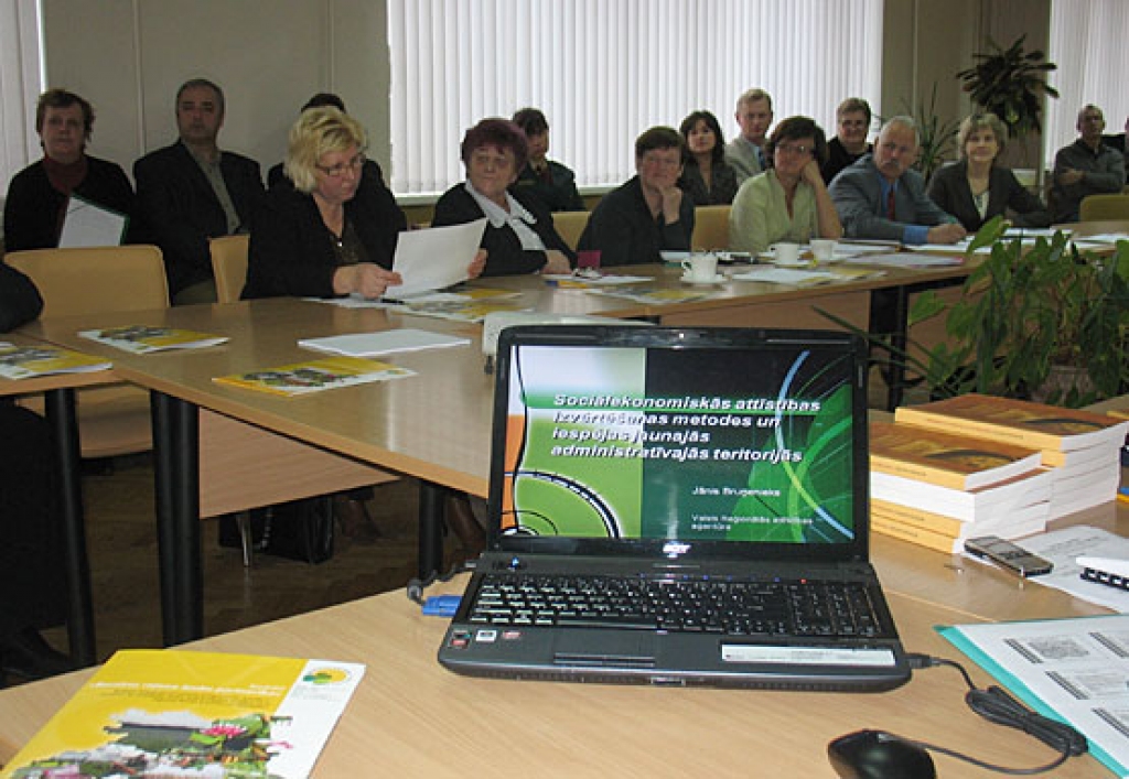 Bauskas novada attīstības plānošanas dokumentu izstrādes sākšanas konferences dalībniekiem bija sagatavota videoprezentācija par attīstības iespējām jaunajos novados.
Autors: Vilnis Auzāns