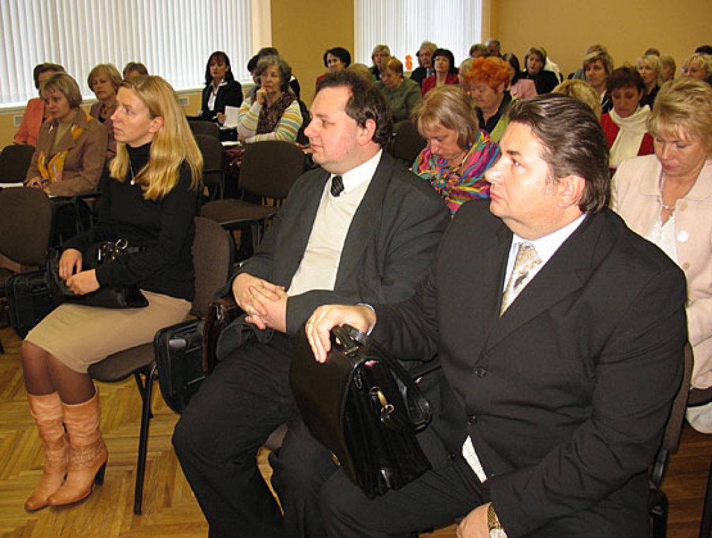 Skolu vadītājus uzrunās Izglītības un zinātnes ministrijas Izglītības kvalitātes valsts dienesta vadītājs Aivars Stankevičs (no labās).
Autors: Vilnis Auzāns