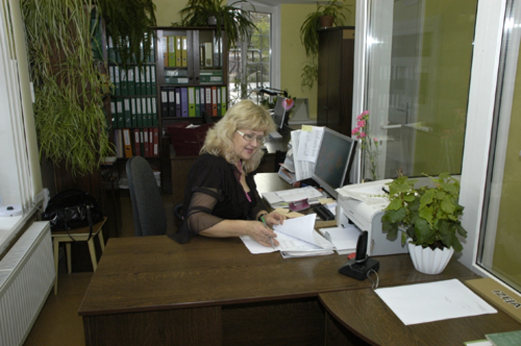 Sakarā ar mazāko platību apmeklētāju pieņemšanas telpā strādā mazāk darbinieku. Bet visus, kā vienmēr, pirmā sagaida lietvedības speciāliste Inese Gusakova. 
Autors: Ivars Bogdanovs