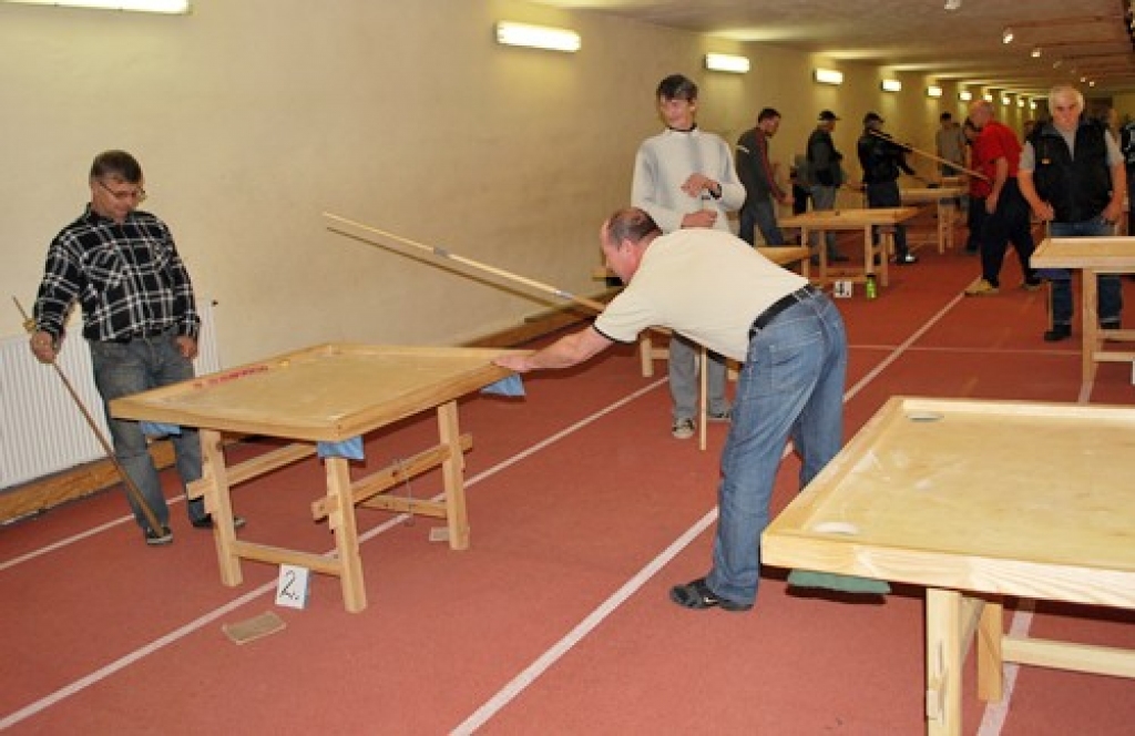 Codes pagasta kausa izcīņa novusā Bauskas rajona pašvaldības sporta bāzē 24.  oktobrī pulcināja četras dāmas un 34 kungus, kuru vidū bija arī Latvijas komandu čempionāta pirmās, otrās un augstākās līgas spēlētāji. 
Autors: Uldis Varnevičs