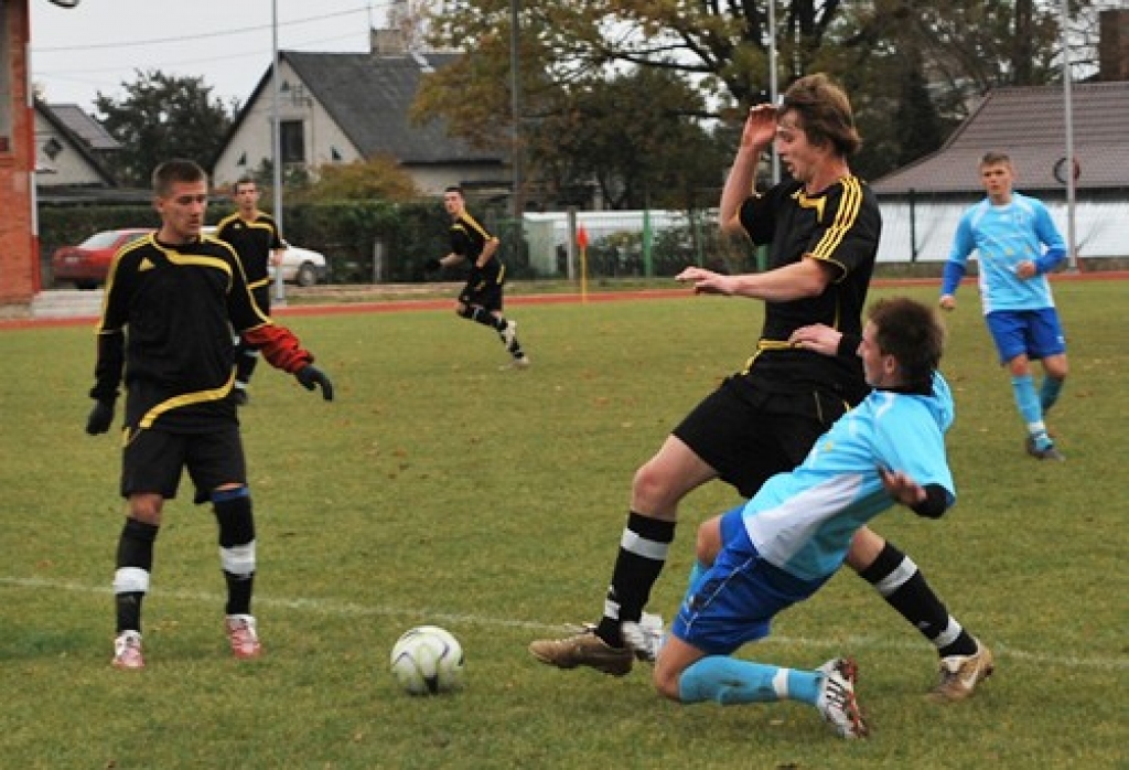 FK «Bauska» spēlētāji Matīss Kučinskis (no kreisās melnā tērpā tuvplānā) un Jānis Kuķalks mēģina lauzties uz FC «Jūrmala» vārtiem.
Autors: Uldis Varnevičs