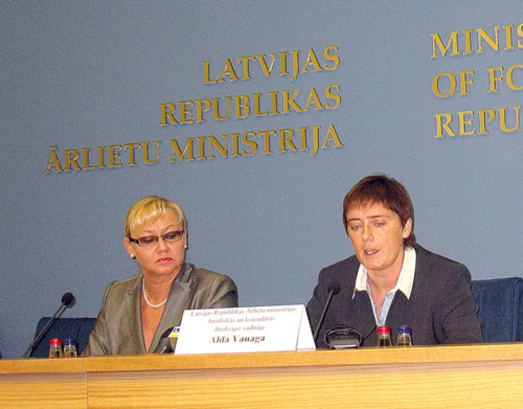 Ārlietu ministrijas rīkotā konferencē ministrijas Juridiskās un konsulārās direkcijas vadītāja Alda Vanaga un Nodarbinātības valsts aģentūras direktore Baiba Paševica aicina darba meklētājus pirms braukšanas uz ārzemēm rūpīgi pārbaudīt visu pieejamo informāciju gan par pakalpojuma sniedzējiem, gan par potenciālo darba vietu. 
Autors: Vilnis Auzāns