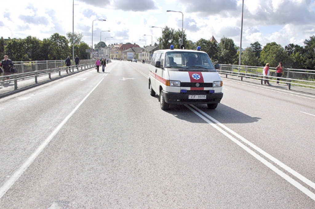Neatliekamās palīdzības auto un mediķi steidz palīgā, pacientiem par šo pakalpojumu maksu neprasot.
Autors: Ivars Bogdanovs