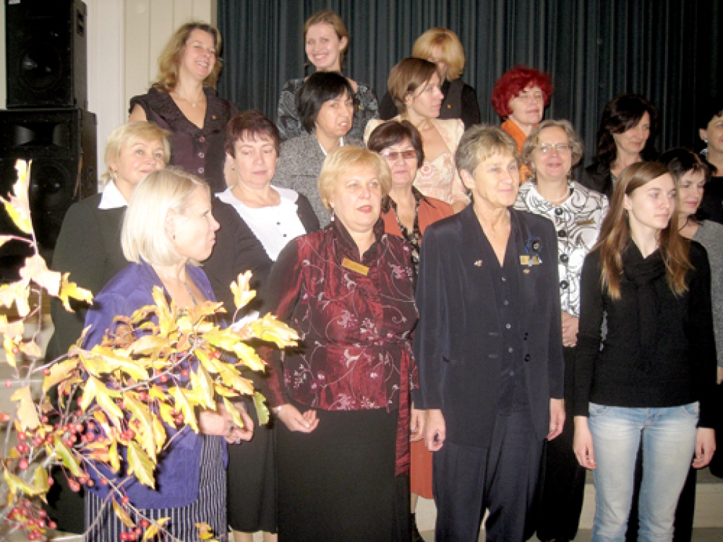 Latvijas zontu kopsapulcē 24. oktobrī Jelgavā. Pirmajā rindā no kreisās – Eva Mārtuža, Rīgas Zonta kluba prezidente; Baiba Rivža, Latvijas zontu vadītāja; Ausma Pāvulāns, Zonta organizācijas 21. apgabala gubernatore; Liena Puise-Puiše, Zonta stipendiāte.
Autors: Ilze Tijone