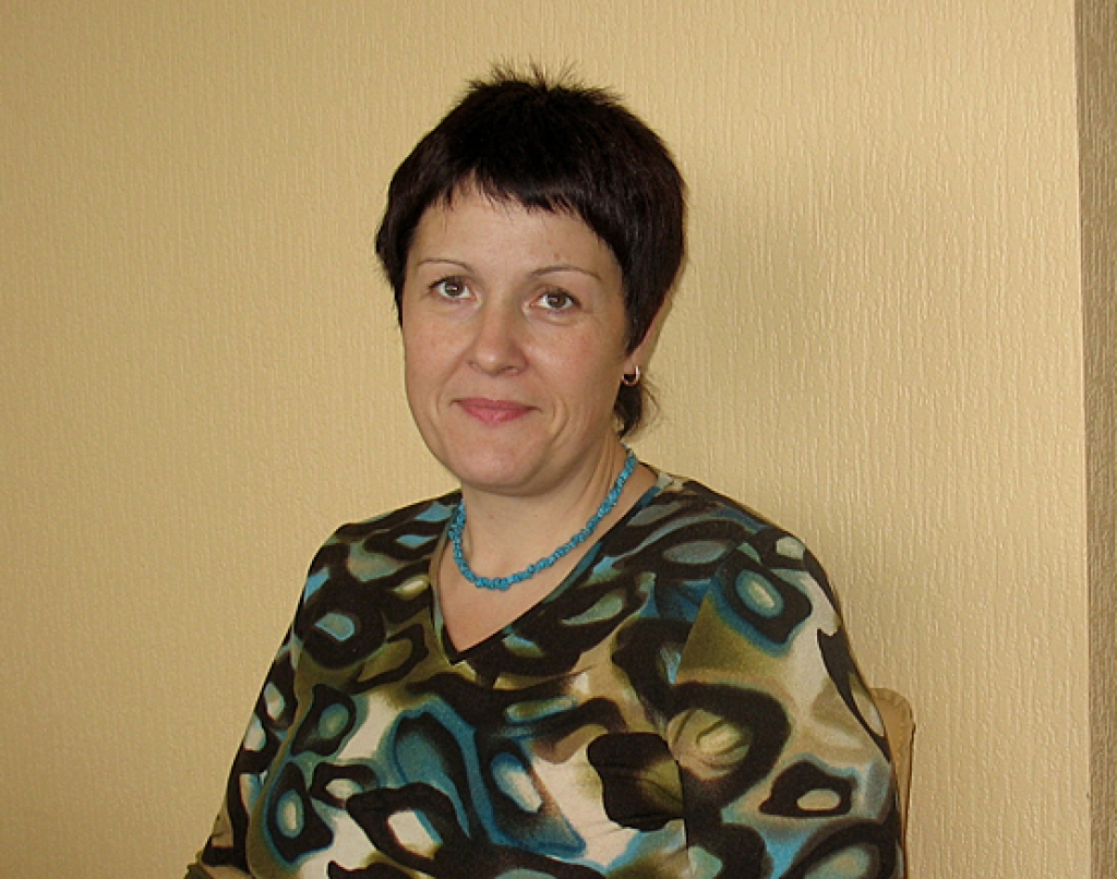 Lietvedības un sabiedrisko attiecību nodaļas vadītāja Andra Matuļenko sagatavojusi lēmuma projektu par jauno Bauskas novada ģerboni. 
Autors: Vilnis Auzāns