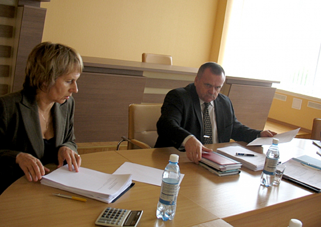 Bauskas novada domes izpilddirektore Dagnija Ludrika deputātus, arī domes priekšsēdētāju Valdi Veipu brīdina par katastrofālo finansiālo situāciju. 
Autors: Vilnis Auzāns