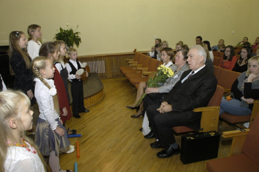 Bauskas mūzikas skolas audzēkņi 22. oktobrī tikās ar komponistu Vilni Salaku.
Autors: Ivars Bogdanovs