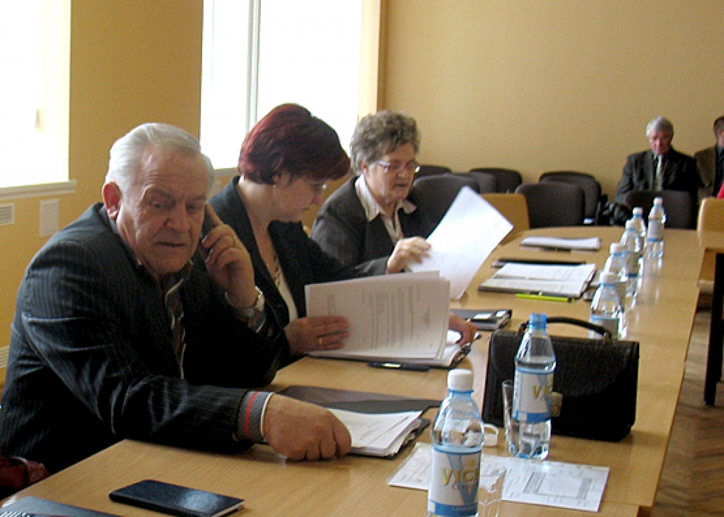 Visaktīvāk par ceļa zīmju novietošanas pārskatīšanu iestājās deputāts Alvis Feldmanis (pirmais no kreisās). 
Autors: Vilnis Auzāns