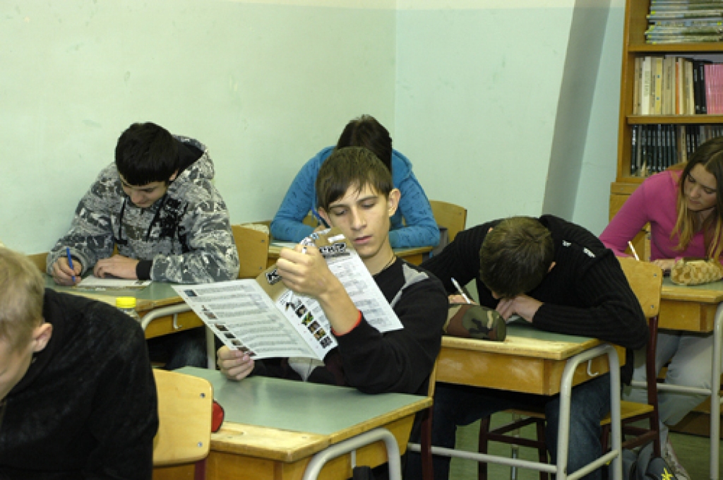 Īslīces vidusskolas 9.b klases skolēni tikko saņēmuši anketas un pārskata konkursa jautājumus. 
Autors: Ivars Bogdanovs