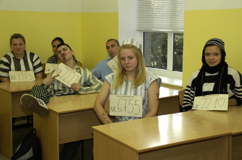 Īslīces vidusskolas 10. klases «cietumnieki» cenšas apgūt angļu valodu. 
Autors: Ivars Bogdanovs