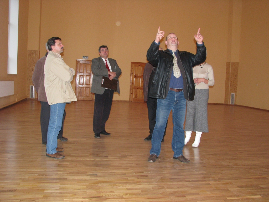 Kurmenes pagasta pārvaldes vadītājs Agris Kondrāts (priekšplānā) komisijai raksturoja saieta namā veiktos remontdarbus.
Autors: Juris Iļņickis