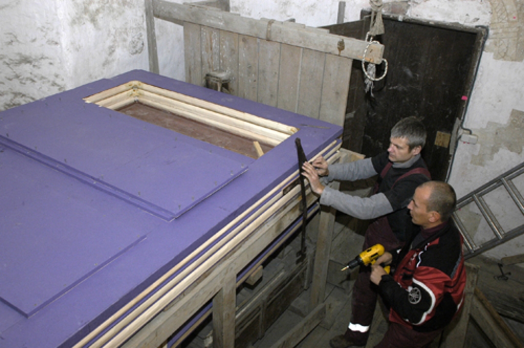 Plēšu uzstādīšanu Bauskas dievnamā meistari Rolands Millers un Aleksandrs Isajevs pabeidza 20. oktobrī. 
Autors: Ivars Bogdanovs