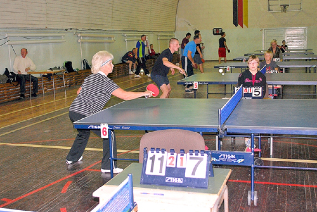 Iecavniece Ludmila Bulaha (no kreisās) jau daudzus gadus spēlē galda tenisu un šo sporta veidu uzskata par svarīgu labas fiziskās formas uzturēšanā. 
Autors: Uldis Varnevičs