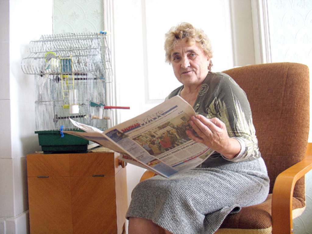 Ar jaunumiem «Bauskas Dzīvē» iepazīstas ne tikai Ārija Guste, bet arī viņas papagailīši. 
Autors: Vilnis Auzāns