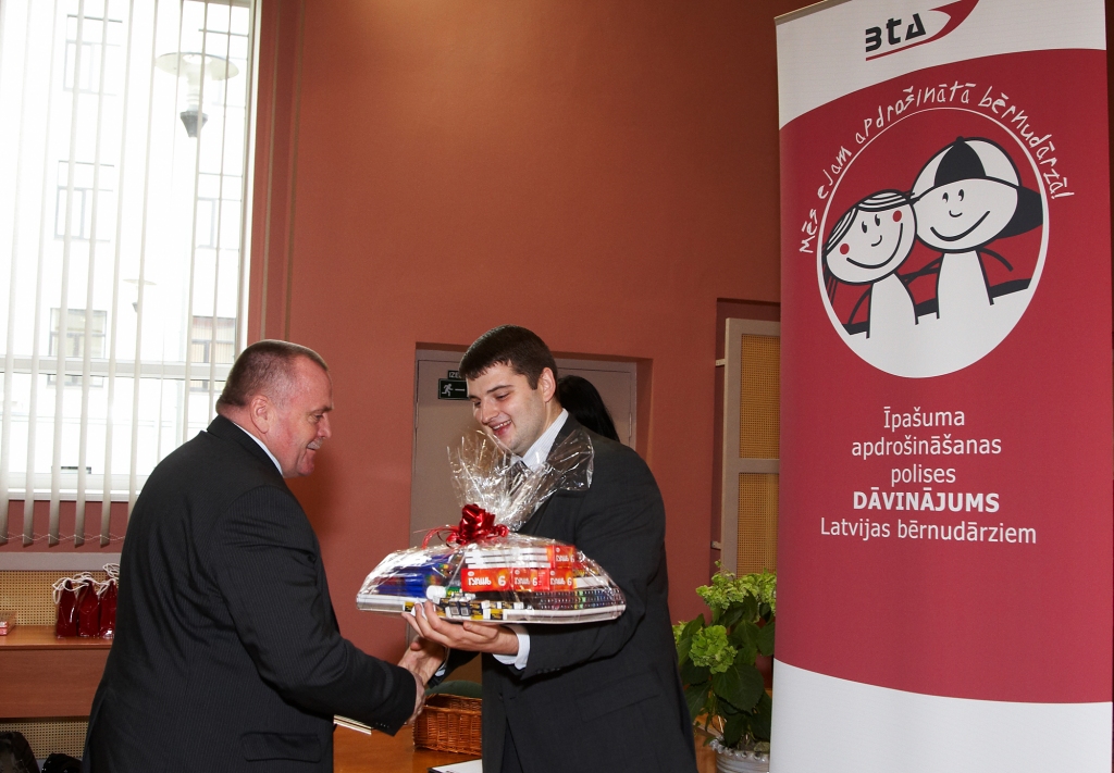 Jelgavā pasākuma laikā notika arī loterija, kurā Bauskas novada domes priekšsēdētājs Valdis Veips laimēja dažādas kancelejas preces.
Autors: Oskars Ludvigs