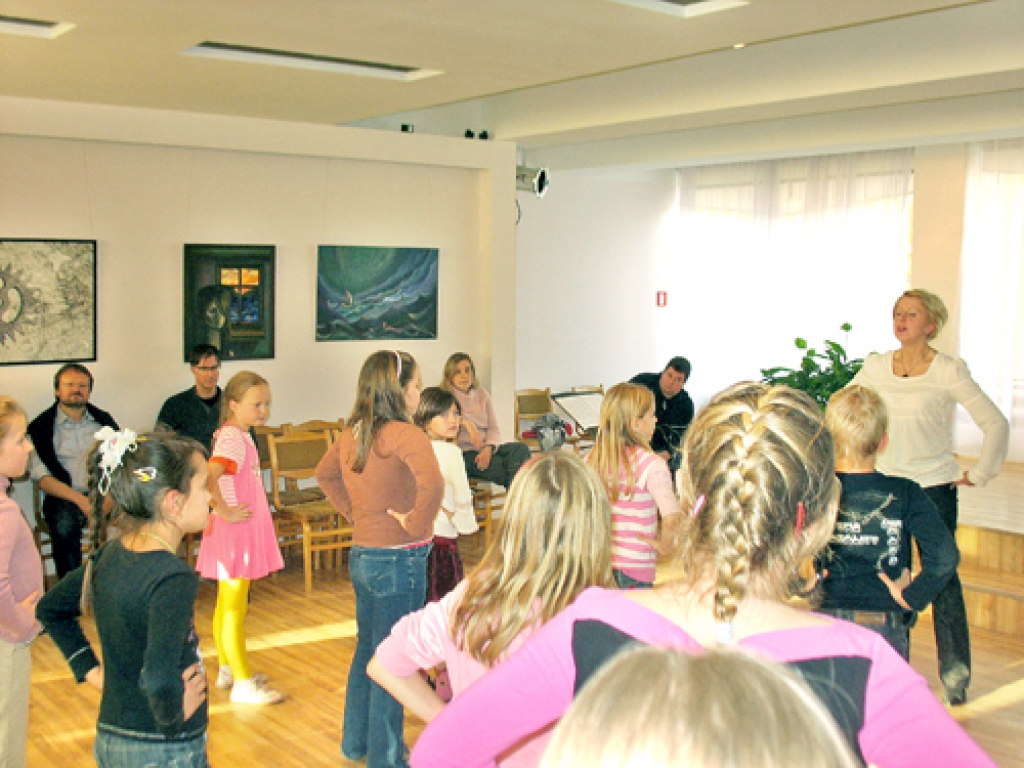 Liene Batņa, Vecumnieku mūzikas un mākslas skolas meiteņu kora «Via Stella» diriģente, vada atklāto stundu. 
Autors: no Vecumnieku mūzikas un mākslas skolas fotoarhīva