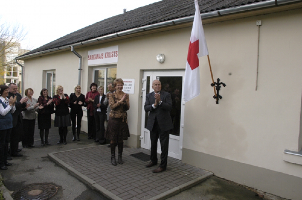 Pie ēkas Dārza ielā 12b turpmāk plīvos Sarkanā Krusta karogs. Šonedēļ to pacēla Latvijas Sarkanā Krusta ģenerālsekretārs Valdis Nagobads.
Autors: Ivars Bogdanovs
