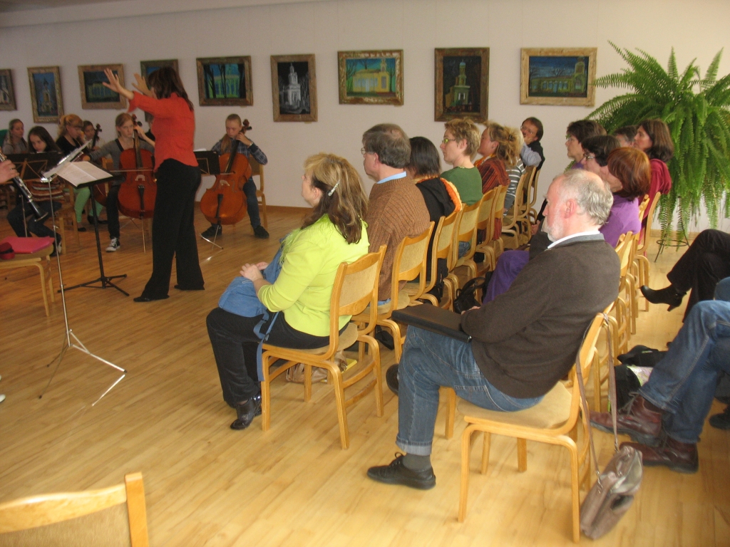 Solvita Loka (no kreisās) un Aigars Dziļums ir nodibinājuši un vada skolēnu orķestri.
Autors: No Vecumnieku mūzikas un mākslas skolas fotoarhīva.