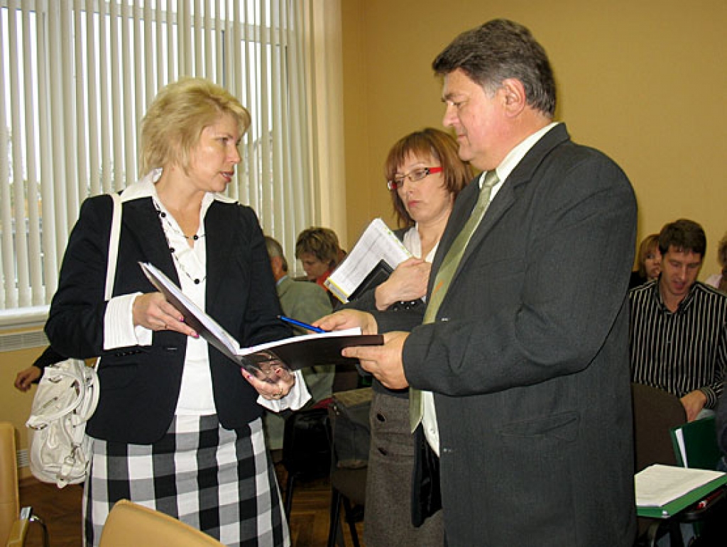 Bauskas rajona Izglītības pārvaldes vadītāja Aija Spriņķe (no kreisās) par naudas nepietiekamību pedagogu algām diskutē ar novada Domes finanšu nodaļas vadītāju Ilonu Spurķi un deputātu, arī Bauskas pamatskolas direktoru Jāni Rumbu. 
Autors: Vilnis Auzāns