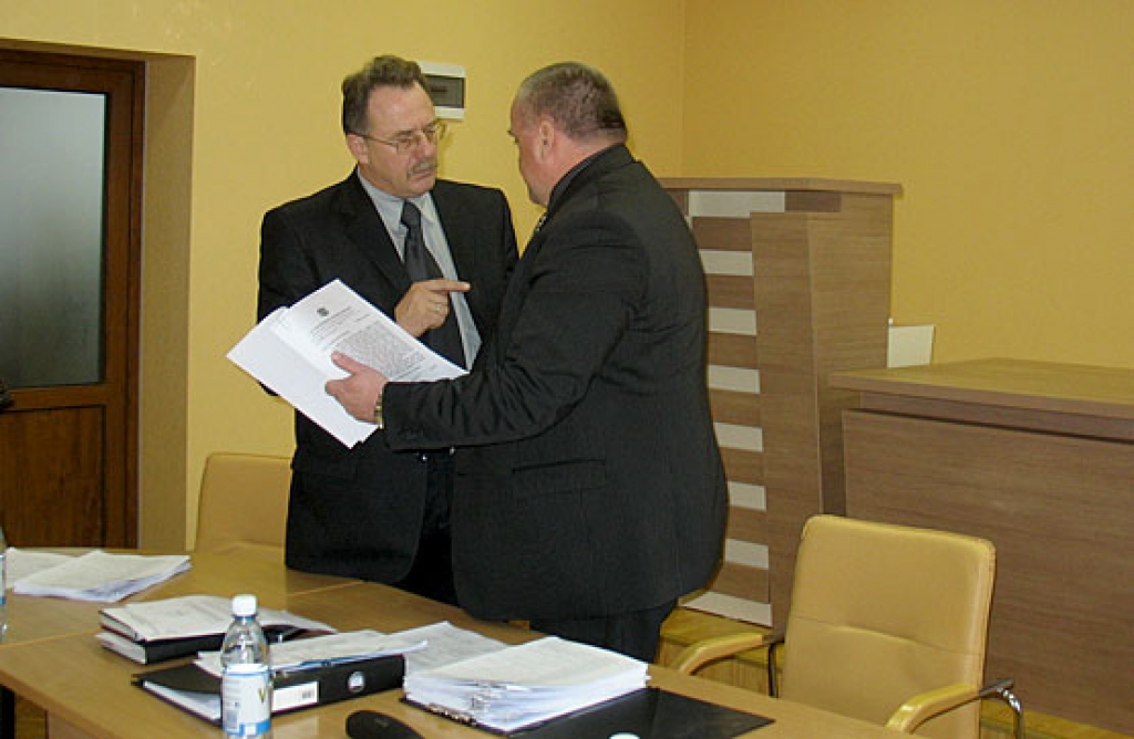 Novada Domes priekšsēdētājs Valdis Veips (no labās) iepazīstina deputātu Uldi Kolužu ar vēstuli, kas saņemta no Veselības ministrijas.
Autors: Vilnis Auzāns