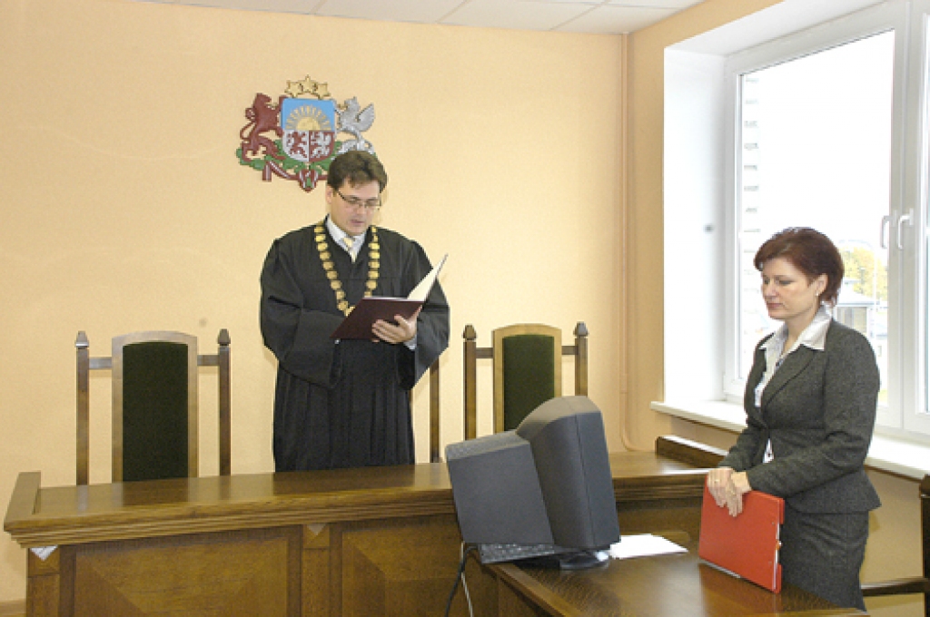 Igora Maišes un Gata Stelpa administratīvās lietas tika izskatītās arī bez viņu klātbūtnes. Atskaitot Bauskas rajona Tiesas tiesnesi Aigaru Sniedzīti (no kreisās) un sēžu sekretāri Skaidrīti Šimkevicu, zālē atradās vienīgi «Bauskas Dzīves» un Latvijas Radio korespondenti.
Autors: Ivars Bogdanovs