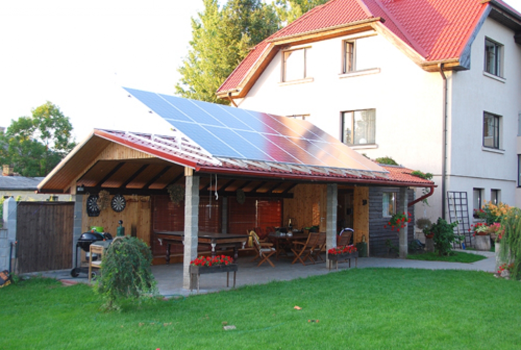 Saules baterijas SIA «Kvēle» izmēģina Ģirta Karpoviča privātmājā Bauskā.
Autors: no albuma