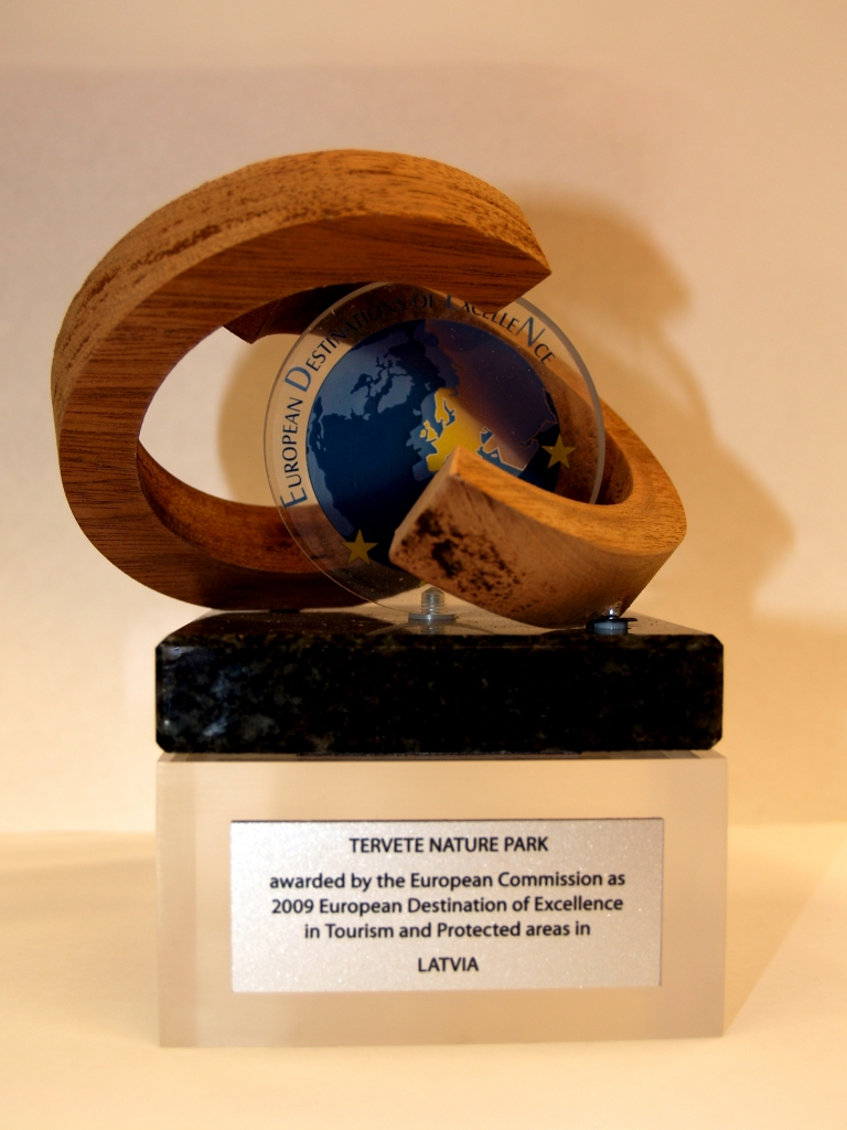 Projekta EDEN 2009. gada uzvarētāju balva tagad atrodas Tērvetē.
Autors:  No Zemgales Plānošanas reģiona arhīva.