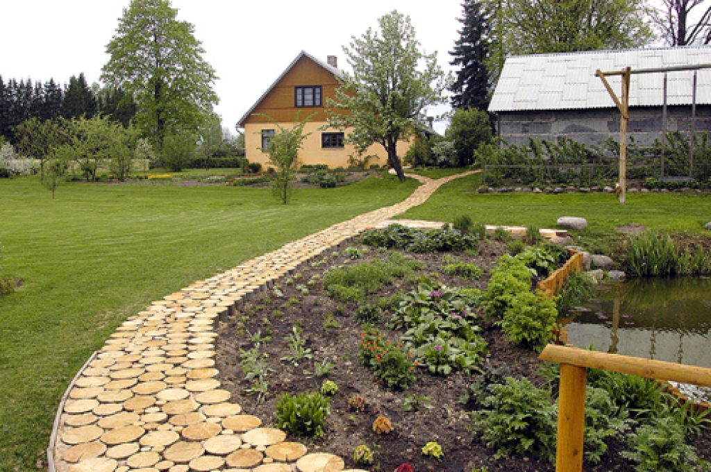 «Robežnieku» sētas saimnieki, tagad jau četras paaudzes, uztur mājas garu, kura spēku jūt arī ciemiņi.
Autors: No «Bauskas Dzīves» arhīva.