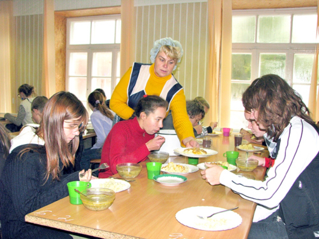 Skaistkalnes vidusskolā 12. oktobrī pusdienu komplektā par 80 santīmiem bija skābeņu zupa, makaroni ar gaļas mērci, dzēriens, maize. Porcijas dala virtuves strādniece Ārija Grosberga.  
Autors: Juris Iļņickis