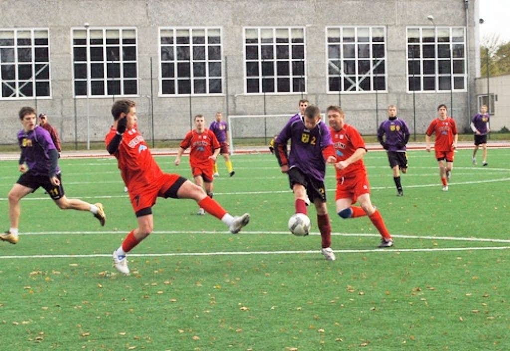 Gailīšu (violetajos tērpos) izmisīgie uzbrukumi nevainagojās ar panākumiem, un Ogres «Delfīni» ar skaistu, tehniski pārāku spēli guva uzvaru 3:0. 
Autors: Uldis Varnevičs