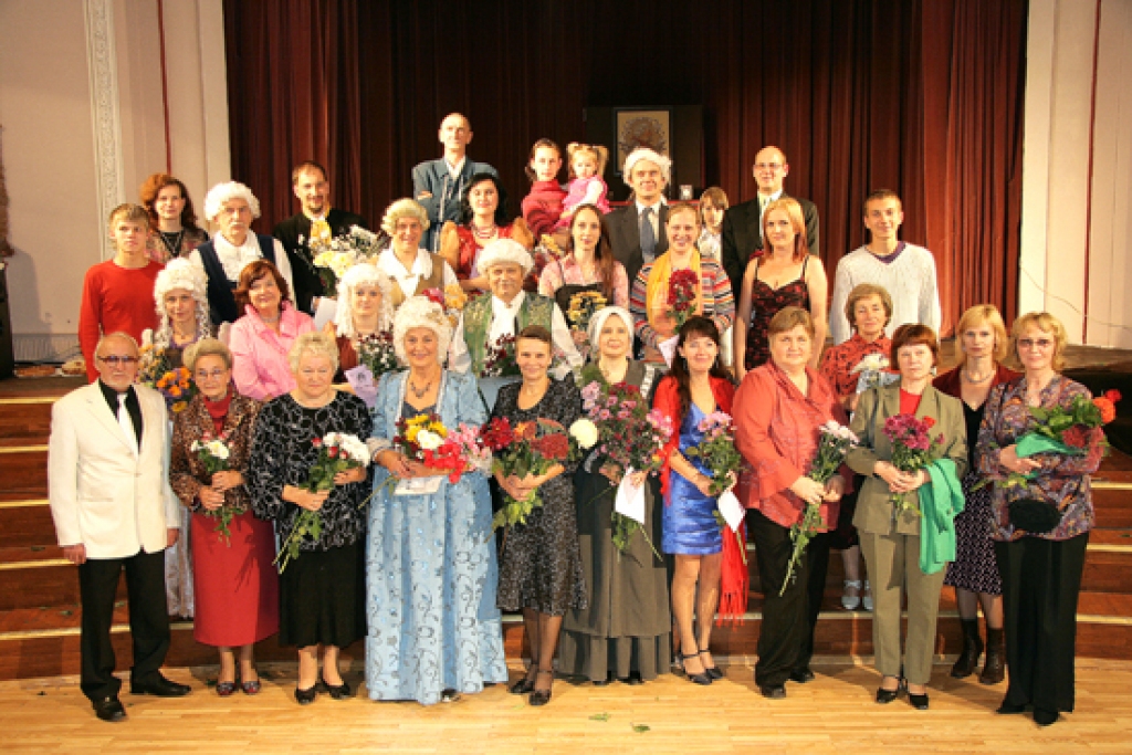 Bauskas Tautas teātra tagadējie un bijušie aktieri pusgadsimta jubilejas svinībās visi kopā iemūžinājās uz pilsētas Tautas nama skatuves, kas ir vislabāk zināmā un tuvākā.
Autors: Ivars Kalniņš