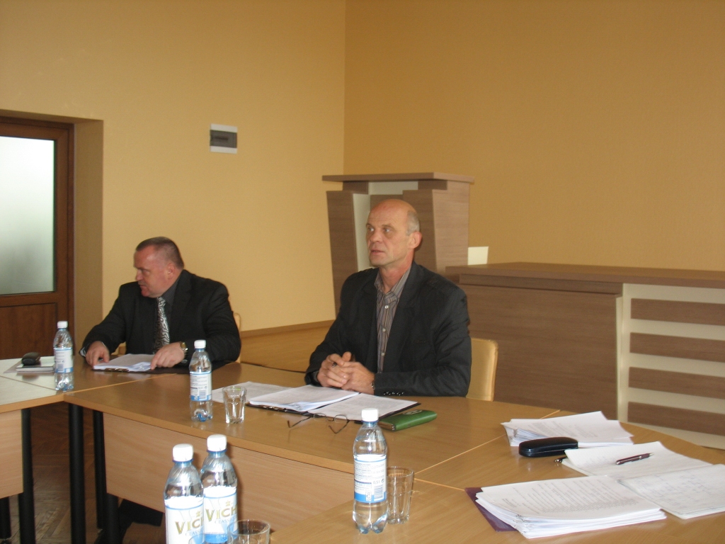 Domes priekšsēdētājam Valdim Veipam (no kreisās) uzdots līdz 13. oktobrim no pašvaldības kapitālsabiedrībām pieprasīt statūtus, darba samaksas nolikumus, amatu sarakstus un darbinieku mēnešalgas. Šie dokumenti jāiesniedz darba grupai. 
Autors: Vilnis Auzāns