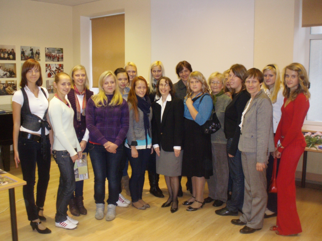  Uzvaras vidusskolas audzēkņi kopā ar Amerikas Savienoto Valstu vēstnieci Latvijā Džūditu Gārberi.
Autors: No Uzvaras vidusskolas albuma.