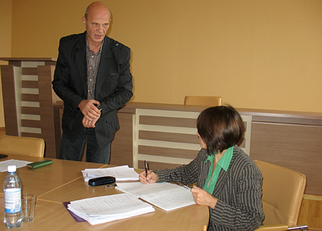 Vides un attīstības komitejas priekšsēdētājs Jānis Feldmanis pirms sēdes ar sekretāri Mārīti Dābolu  pārskata dokumentus.
Autors: Vilnis Auzāns