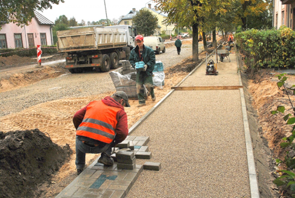 SIA «Kvinta Plus» darbinieki 8. oktobrī sāka likt bruģakmens segumu.
Autors: Uldis Varnevičs