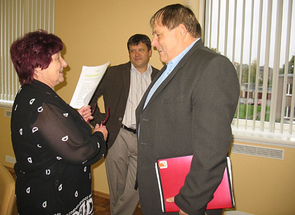 Darba grupā, kurā jālemj par pansionāta «Derpele» un Īslīces pagasta veco ļaužu sociālās aprūpes centra iespējamo apvienošanu, strādās deputāti Vera Purmale un Gintauts Tarvids (priekšplānā). 
Autors: Vilnis Auzāns