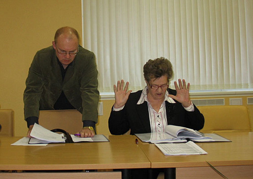 Komitejas sēdē izskanēja pārmetumi Domes priekšsēdētāja vietniecei Ārijai Gailei (no labās) par to, ka viņa nav pietiekami uzraudzījusi sociālo darbu novadā. Par šo jautājumu ar viņu diskutēja arī komitejas vadītājs Juris Landorfs. 
Autors: Vilnis Auzāns