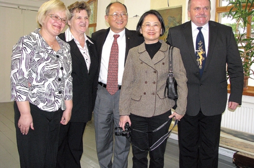 7. oktobra pēcpusdienā Bauskas novadpētniecības un mākslas muzejā tika atklāta jauna ekspozīcija «Māksla Taivanā no klasikas līdz mūsdienām». Ekspozīcijas atvēršanā piedalījās arī Bauskas novada Domes priekšsēdētājs Valdis Veips, viņa vietniece Ārija Gaile,Novadpētniecības un mākslas muzeja direktore Baiba Šulce, Taipejas Misijas vadītājs Latvijā Deivids Vangs, Bauskas novada Domes priekšsēdētājs Valdis Veips, kā arī citi interesenti.
Autors: Juris Iļņickis