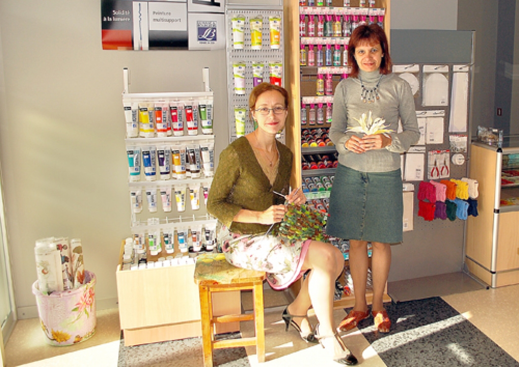  Veikala īpašniece Inese Sīle un pārdevēja Ligita Masjule plāno piedāvāt preces, kuras rokdarbnieces vēlēsies iegādāties. 
Autors: Uldis Varnevičs