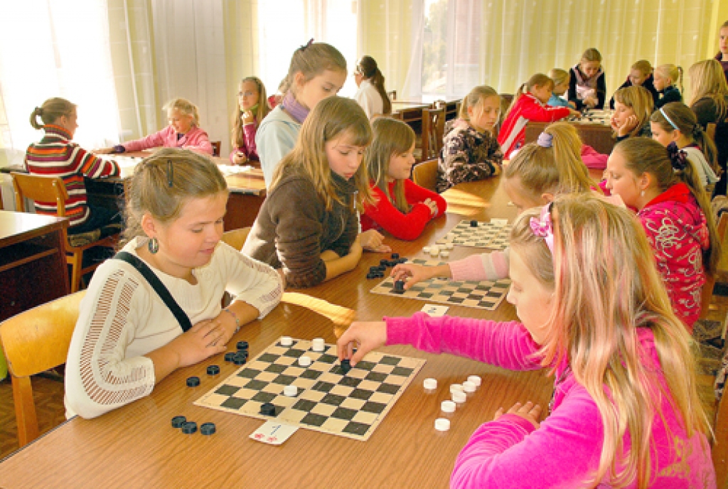  Pie pirmā galdiņa tiekas Mežgaļu pamatskolas meitenes – Aivita Moroza (no kreisās) pret Anniju Varkali. Blakus Aivitai pie otrā galdiņa spēlē turnīra uzvarētāja no Bērsteles pamatskolas Dace Daugule. 
Autors: Uldis Varnevičs